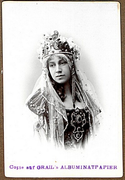 Bildnis einer jungen Frau im Theaterkostüm von Carl Grail