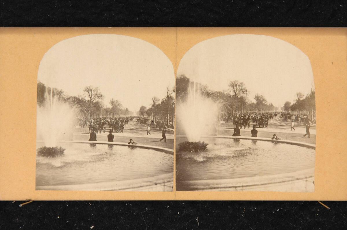 Anonym, Blick durch eine Nebenallee des Jardin des Tuileries, von einem der kleineren Bassins R…