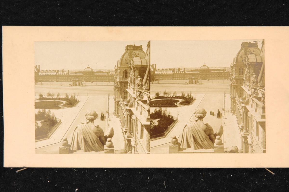 Anonym, Im Innenhof des Palais des Tuileries und des Louvre in Paris, mit Blick nach westen, In…
