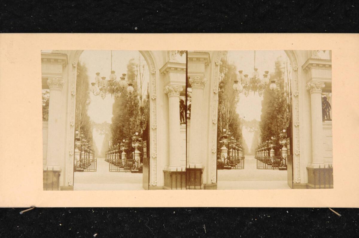 Anonym, Eingang zum Jardin Mabille in Paris, mit weißen kannelierten Säulen, Inv. Nr.: FotoGLV2…