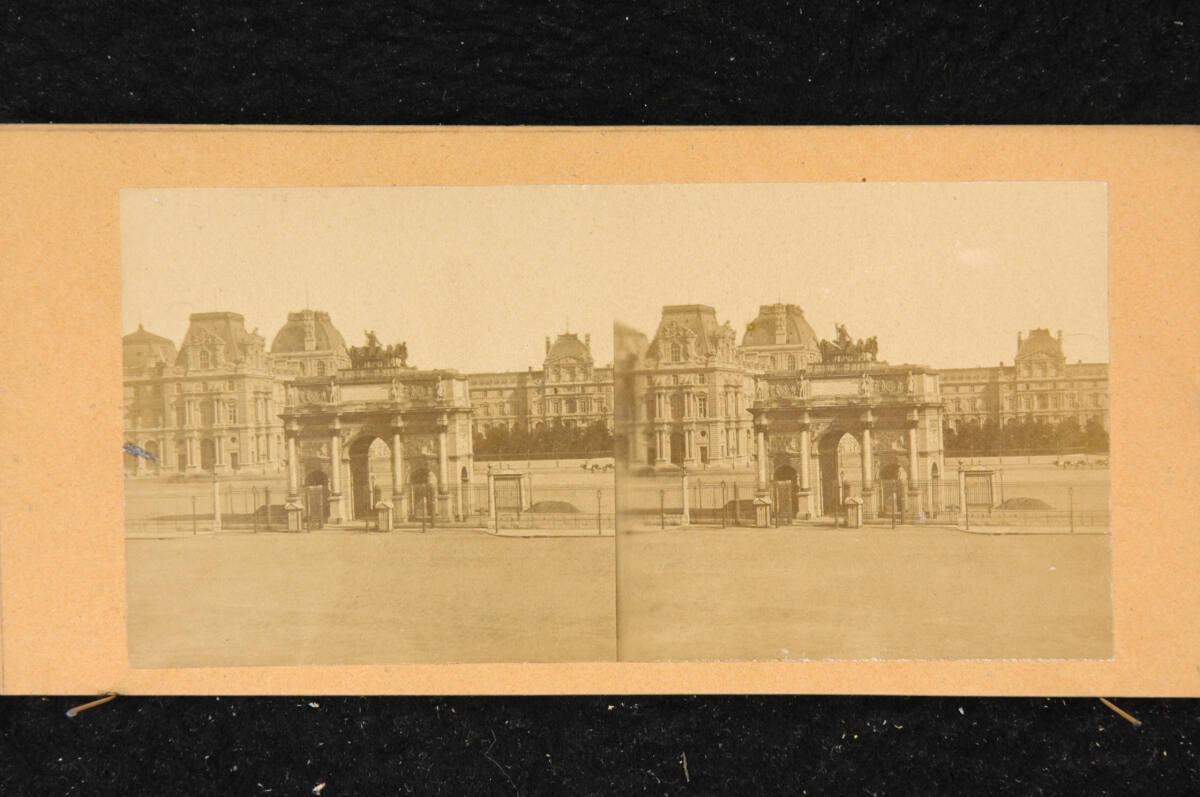 Anonym, Innenhof des Louvre mit Blick auf die Rückseite des Arc de Triomphe du Caroussel in Par…