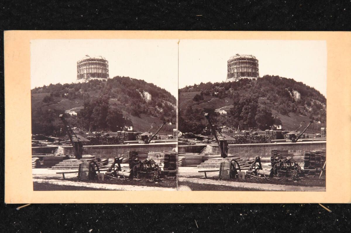 Anonym, Die noch im Bau befindliche Befreiungshalle (1842-1856) bei Kelheim an der Mündung der …