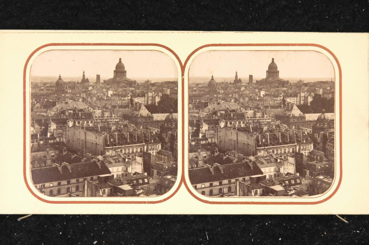 Anonym, Blick über Dächer von Paris mit der alles überragenden Kuppel des Panthéon am Horizont,…