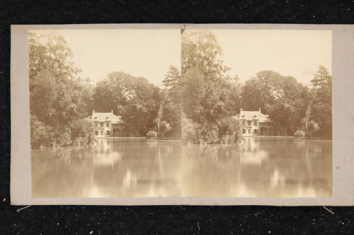 Anonym, Hameau de la Reine am Wasser im Jardin du Petit Trianon in Versailles, Inv. Nr.: FotoGL…