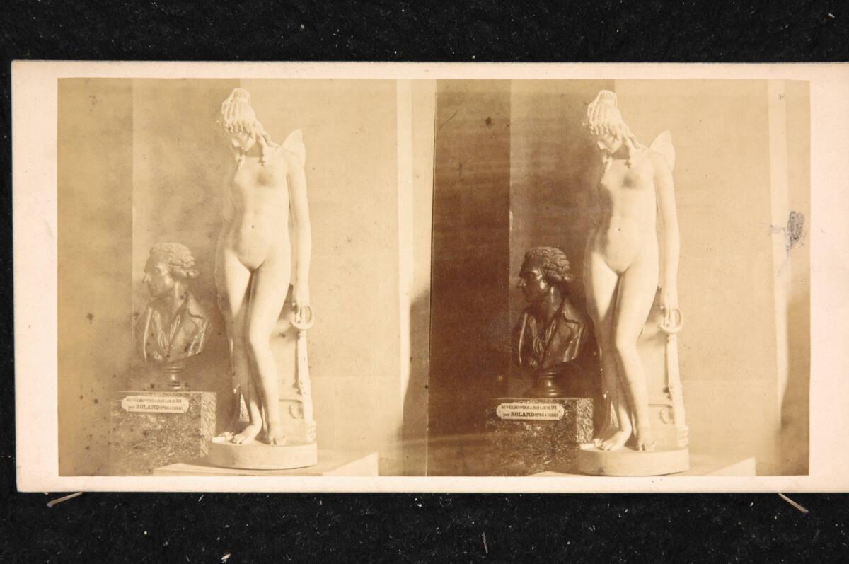 Anonym, Paris; Louvre: Statue "die Psyche" neben einer Büste von Roland, Inv. Nr.: FotoGLV2000/…