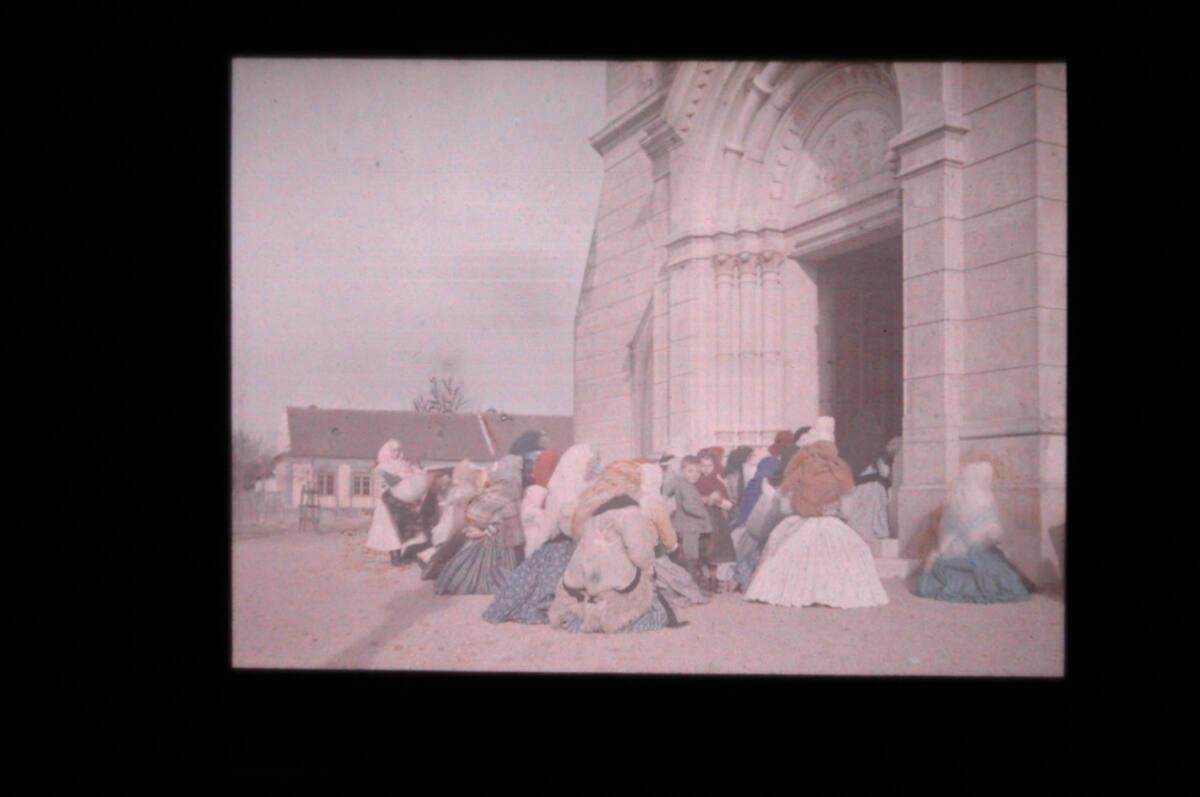Karl Prokop, Vor der Kirche (Kirche St. Margaret im Dorf Zohor, Slowakei), Inv. Nr.: FotoGLV200…