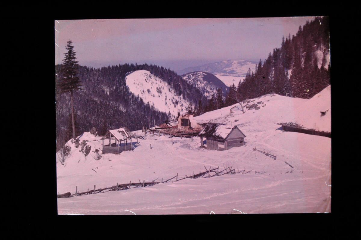 Karl Prokop, Abgetragenes Gebäude in den winterlichen Bergen, Inv. Nr.: FotoGLV2000/16568