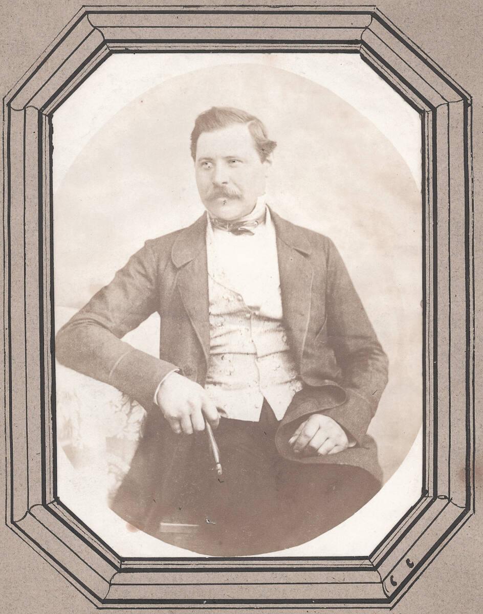 Andreas Groll, Bildnis eines Herrn, Dreiviertelfigur, an einem Tisch sitzend, eine Pfeife in de…