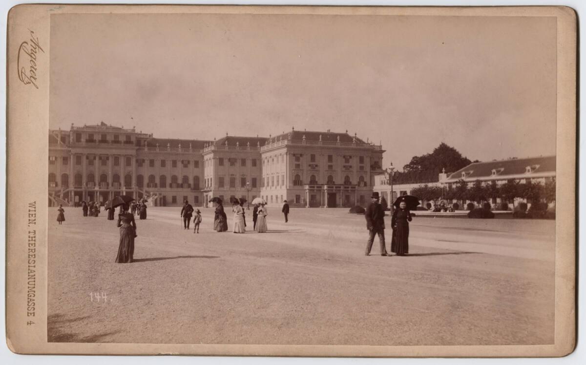 Victor Angerer, Wien, Schloss Schönbrunn vom Ehrenhof aus, Inv. Nr.: Foto2005/166/12