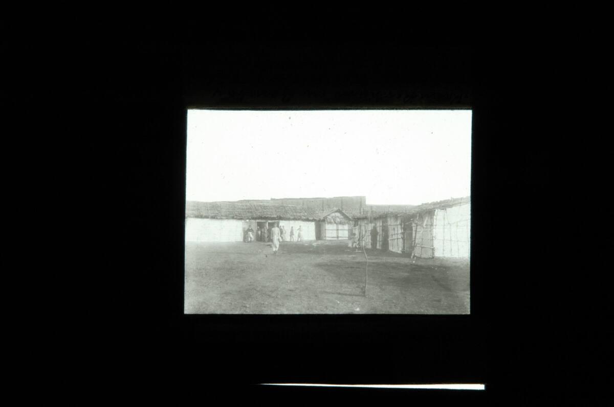 Rudolf Pöch, Krankenhaus in Bombay für arme Bevölkerung. Indischer Arzt im Vordergrund, Inv. Nr…