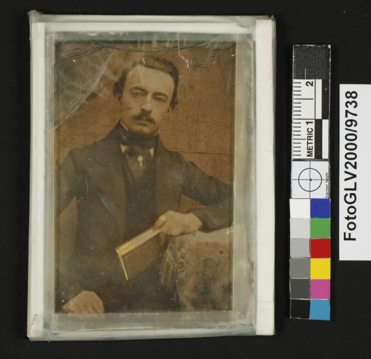 Anonym, Junger Herr, Dreiviertelfigur, mit einem Buch in der Hand an einem Tisch sitzend, Inv. …