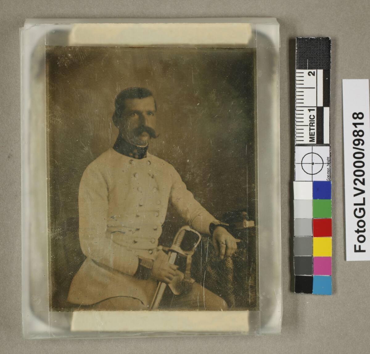 Anonym, Bildnis eines sitzenden Herren in weißer Uniform mit Säbel, Inv. Nr.: FotoGLV2000/9818