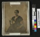 Anonym, Dame sitzend im dunklen Kleid, reich geschmückt, Inv. Nr.: FotoGLV2000/9847