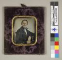 Anonym, Mann mit Schnurrbart und blauer Fliege, sitzend, Inv. Nr.: FotoGLV2000/9865