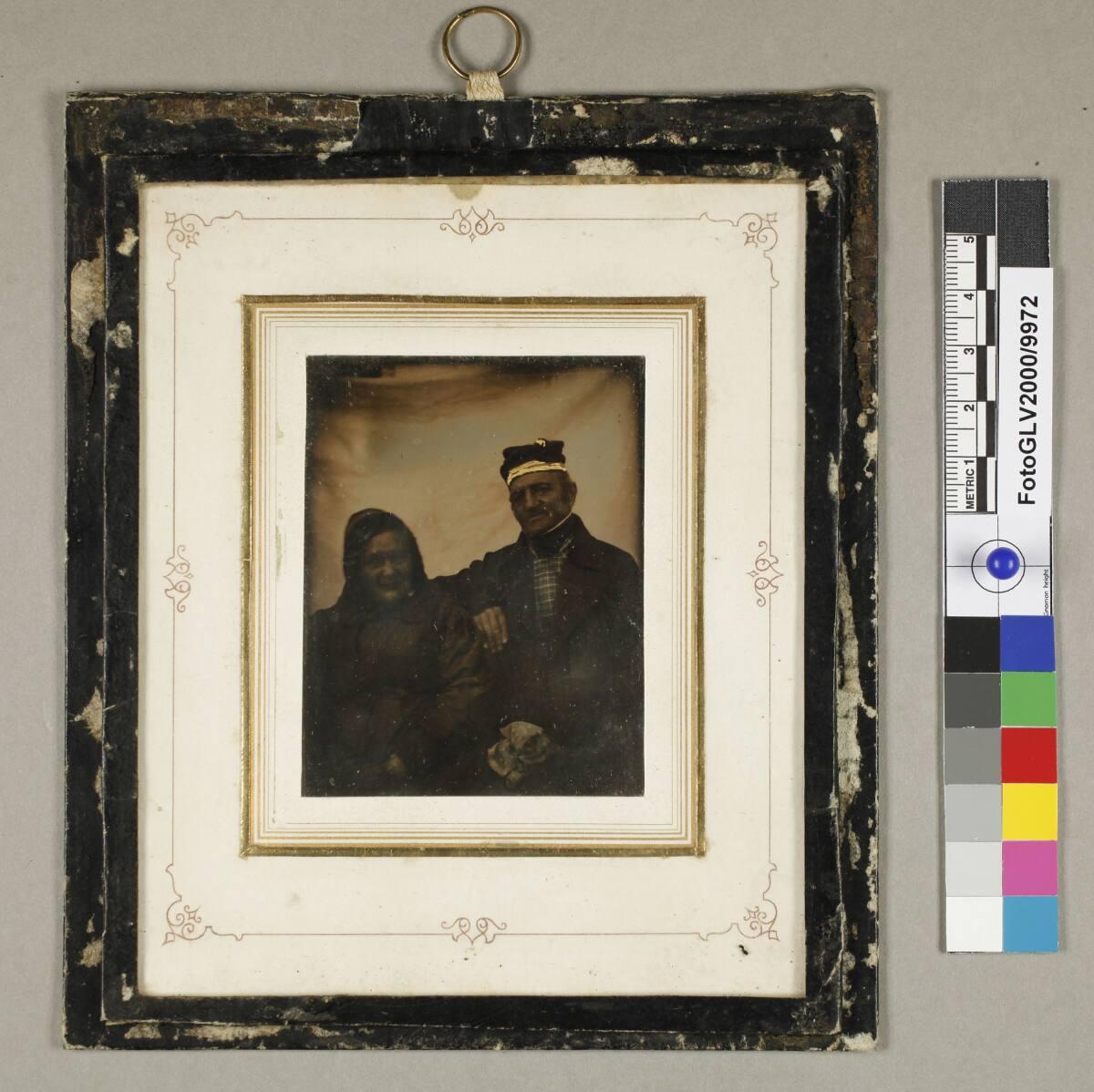Anonym, Ehepaar, er mit kariertem Schal und Hausmütze, Inv. Nr.: FotoGLV2000/9972