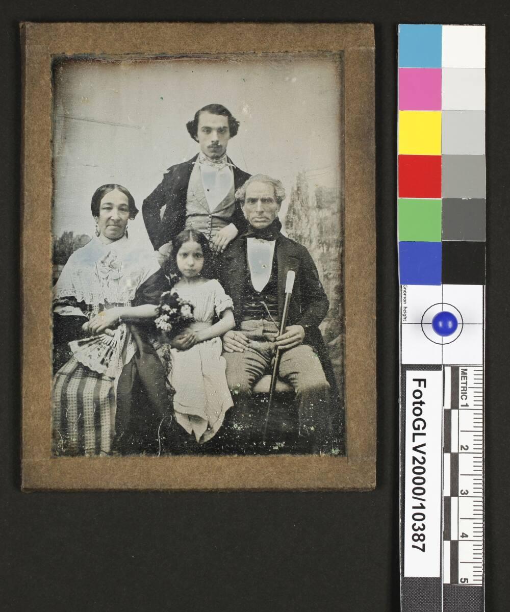 Philibert Perraud, Gruppenporträt: Zwei Alte, junger Mann und kleines Mädchen, Inv. Nr.: FotoGL…
