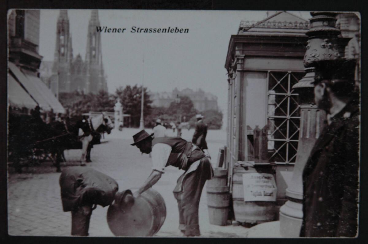 Anonym, Wien, Fasszieher in der Schottengasse, Inv. Nr.: Foto2005/177/37
