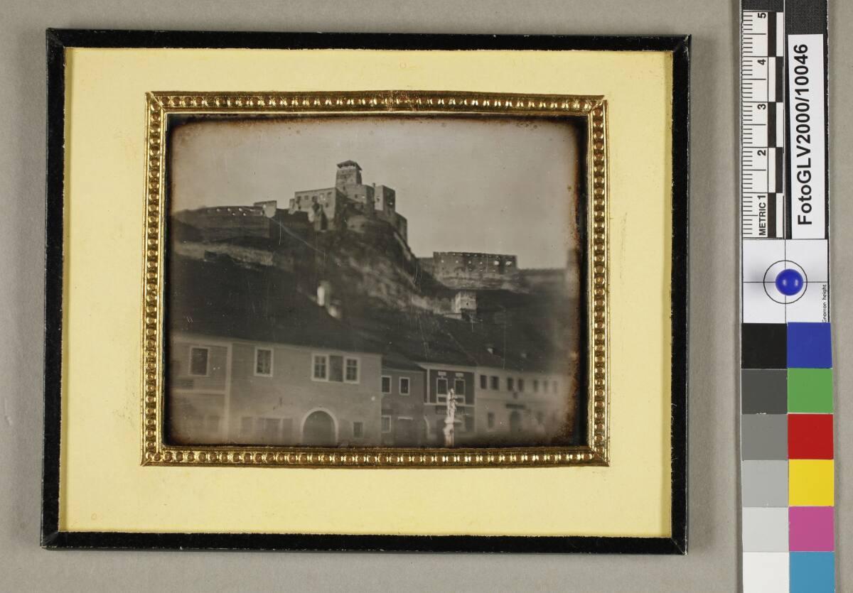 Anonym, Häuserreihe unterhalb der Burg von Trencin in der Slowakei (seitenverkehrt), Inv. Nr.: …