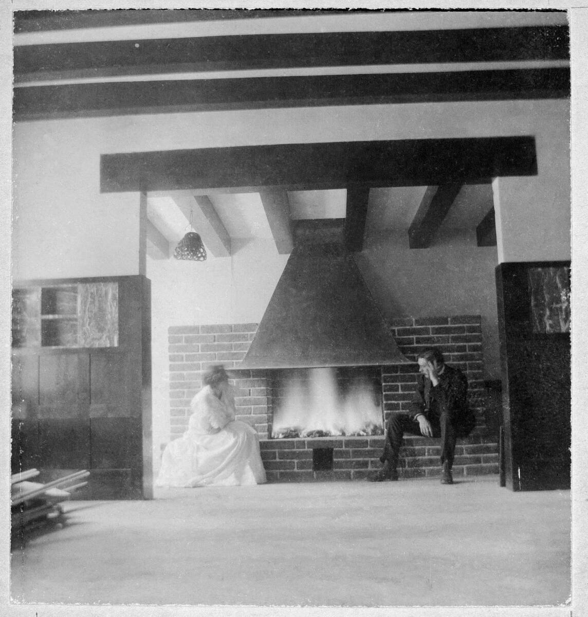 Anonym, Wohnung Adolf Loos, Wien I., Bösendorferstraße (früher Giselastraße) 3/5. Stock, Adolf und Lina Loos in der Kaminnische
