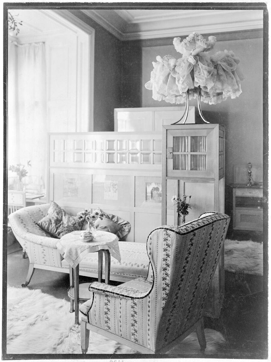 Anonym, Wohnung Gustav und Marie Turnovsky, um 1900: Wien IV., Wohllebengasse 19/1. Stock/Argentinierstraße; um 1915: Wien IV., Gußhausstraße 20, Ruheplatz im Damenzimmer