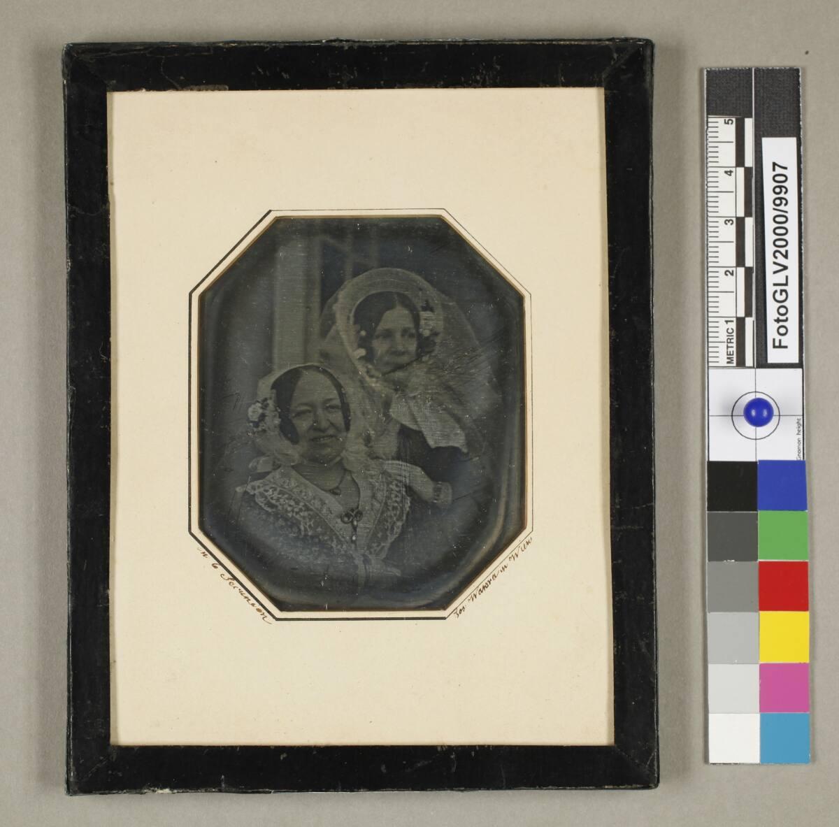 Josef Wawra, Zwei Damen, Brustbilder, leicht schief im Bild sitzend, die vordere lachend, Inv. …