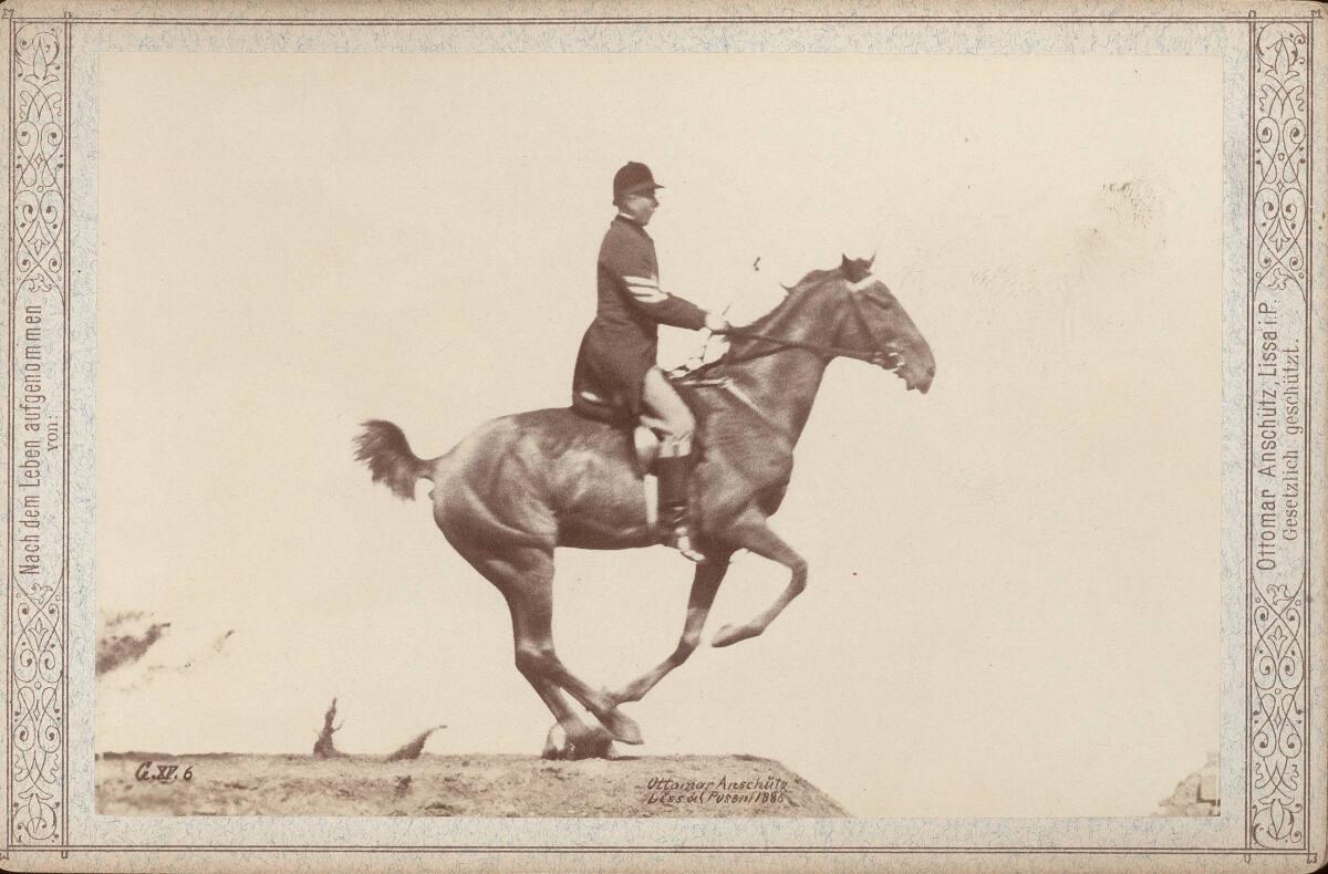 Ottomar Anschütz, Sprung eines Pferdes (mit Reiter) über Graben und Hürde, Inv. Nr.: FotoGLV200…