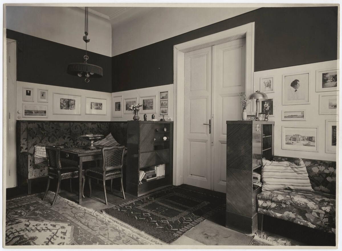 Wohnung Josefine Brandeis, Wien I., Stobenbastei/Wollzeile 38/3. Stock, Möbelentwürfe und Tisch…