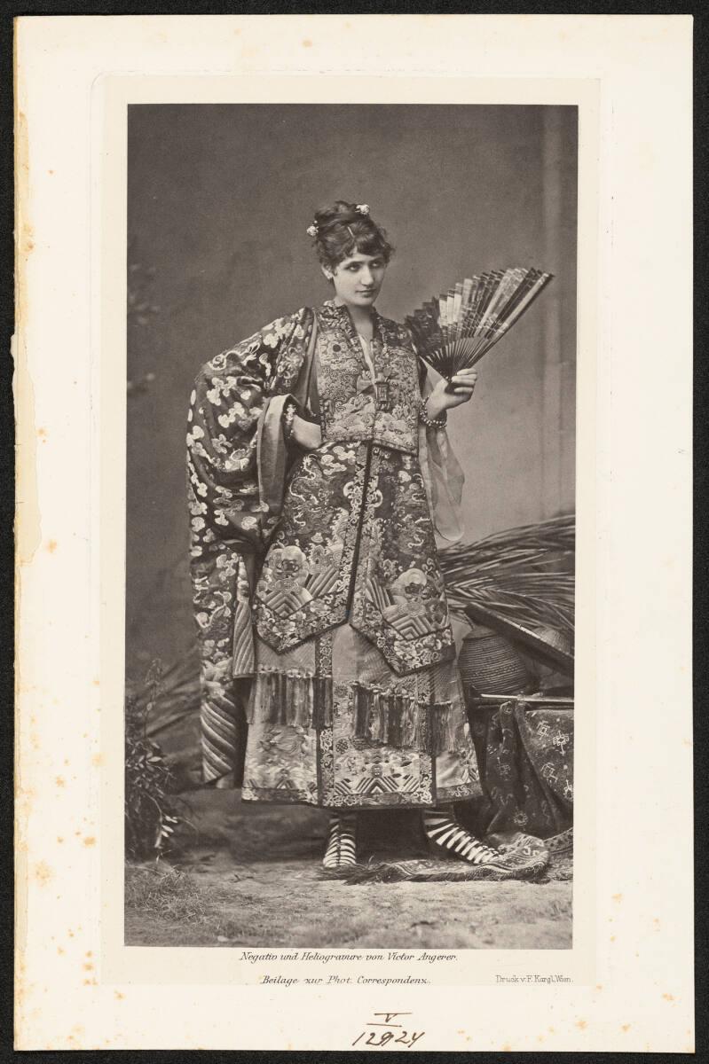 Victor Angerer, Dame in japonisierendem Kostüm mit Fächer, Inv. Nr.: FotoGLV2000/23783/53