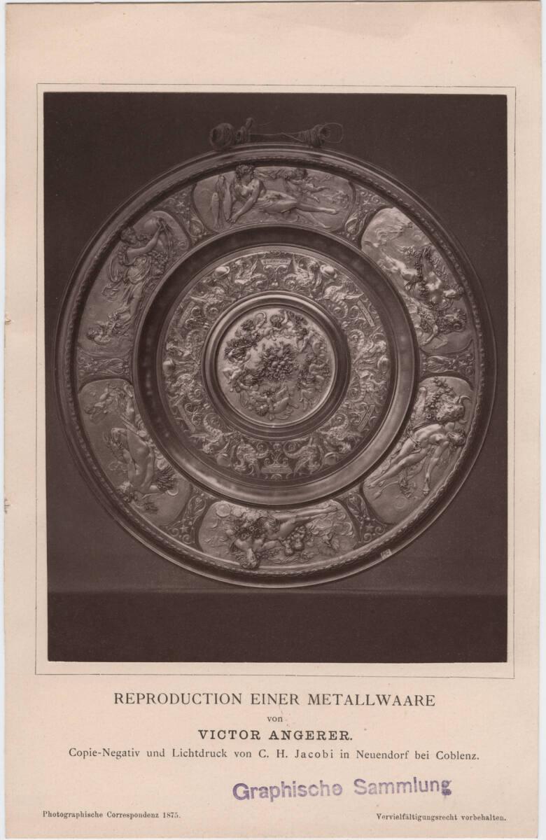 Silberne Platte aus der Kunstkammer des Kunsthistorischen Museums in Wien mit 6 Relieffiguren a…