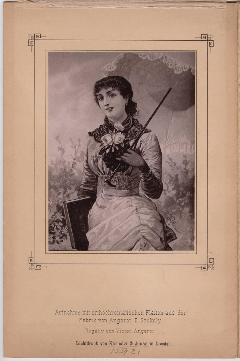 Victor Angerer, Dame mit Sonnenschirm und rotem Kleid (Aufnahme mit orthochromatischer Platte a…