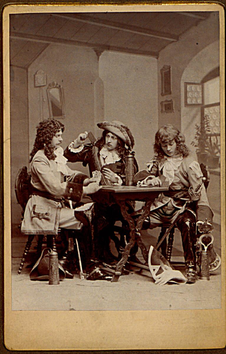 Heinrich (Jindrich) Eckert, Drei Männer in gemalter Wirthauskulisse sitzend, Inv. Nr.: FotoGLV2…