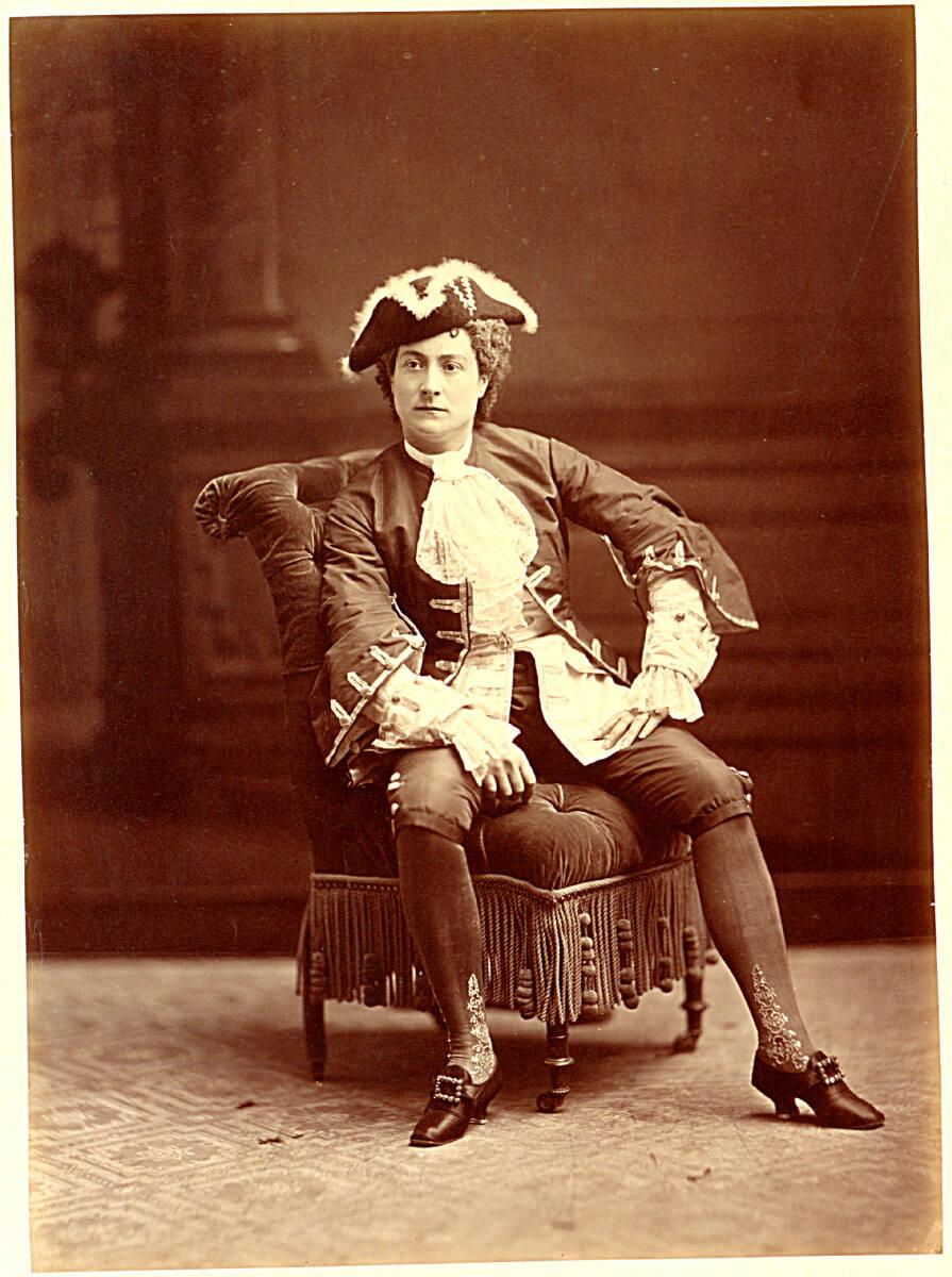 Heinrich (Jindrich) Eckert, Schauspielerin in einer Hosenrolle mit Kostüm des 18. Jahrhunderts,…
