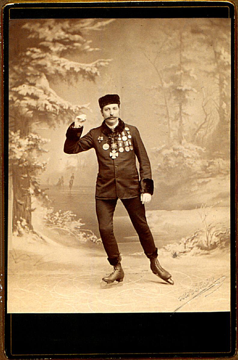 Heinrich (Jindrich) Eckert, Mit Orden behangener Eisläufer in Atelierlandschaft, Inv. Nr.: Foto…