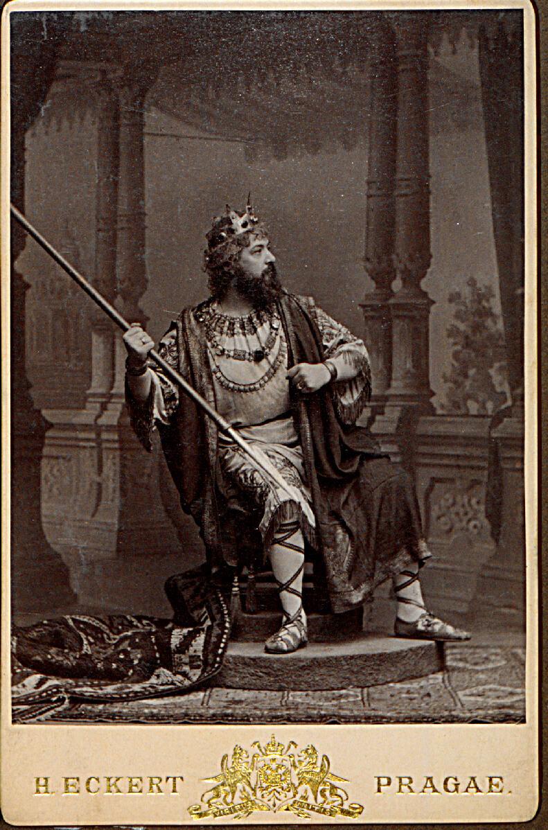 Heinrich (Jindrich) Eckert, Rollenbildnis, König mit einem Speer in der Hand in gemalter Kuliss…