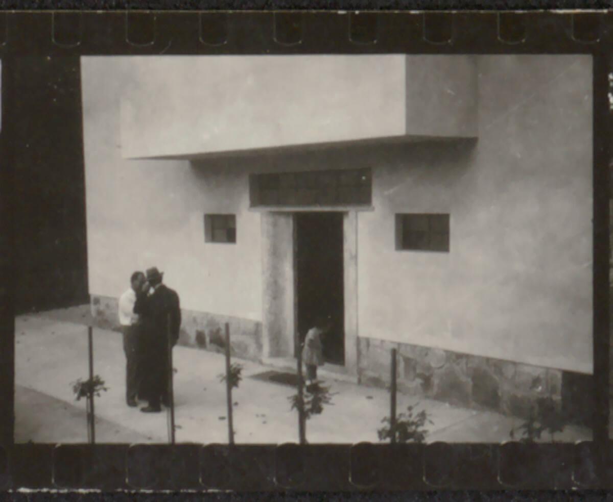 Haus Hans und Anny Moller, Wien XVIII., Starkfriedgasse 19, Adolf Loos mit Hans Moller vor dem …