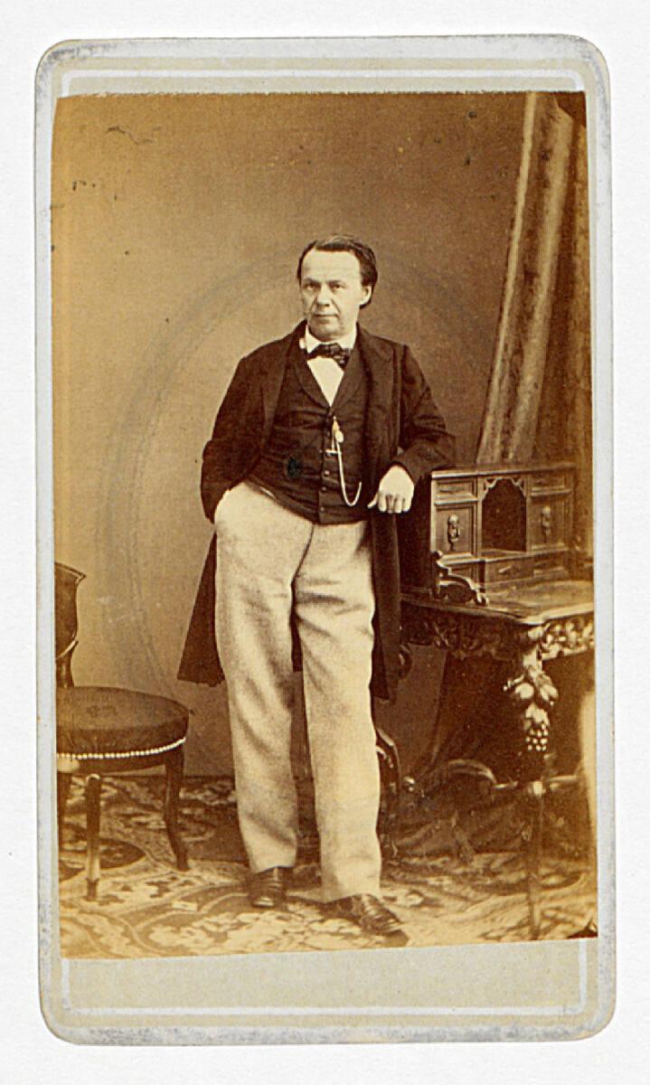 Leopold Bude, Herrenporträt am Sekretär stehend, Inv. Nr.: Foto2017/96/18