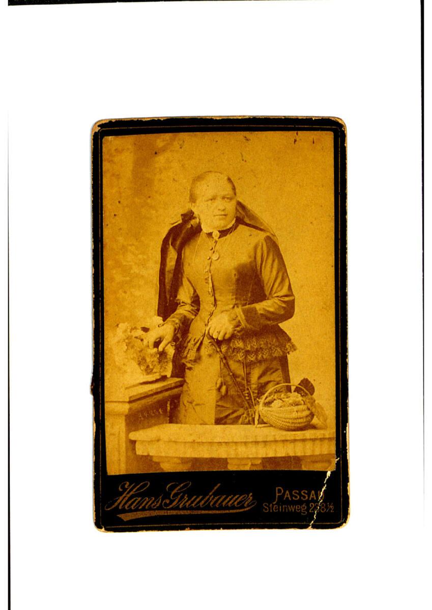 Hans Grubauer, Dame mit einem Mantel über der linken Schulter, Korb vorsich rechts stehend, Inv…