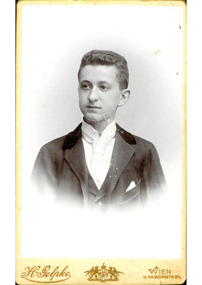 Heinrich Gelpke, Junger Mann mit weißer Krawatte und weißem Anstecktuch, Inv. Nr.: Foto2013/171…