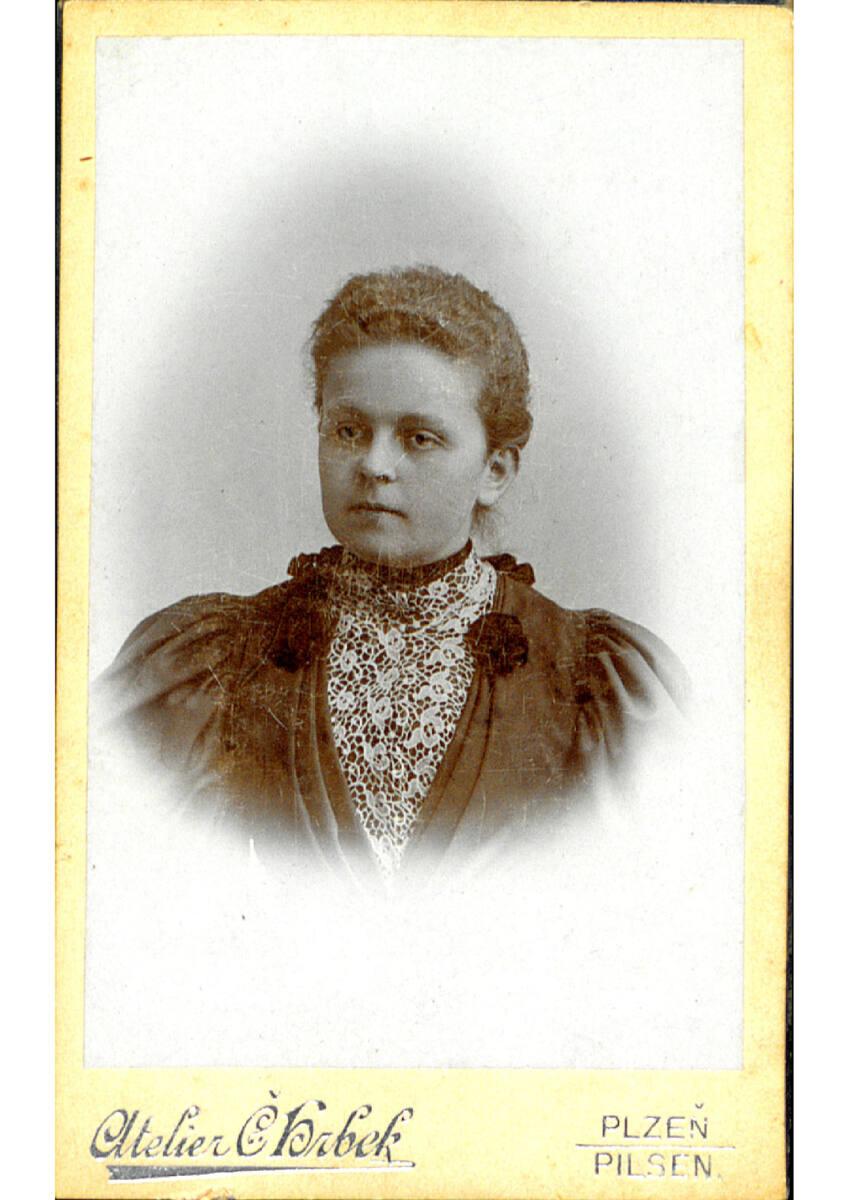 Atelier C. Hrbek, Porträt einer Dame mit Puffärmel und einem weißen Spitzeneinsatz, Inv. Nr.: F…