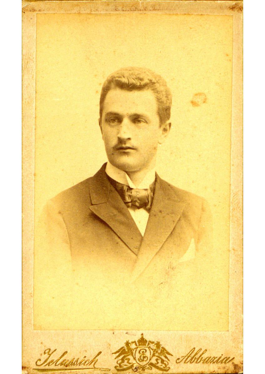 Edmund Jelussich, Porträt eines Herren (Jean Reisacher), mit Schnauzbart und schwarzer Fliege n…