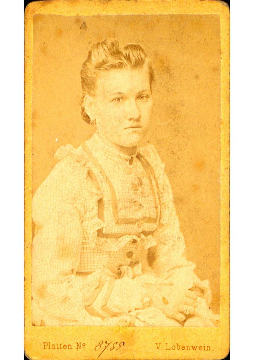 V. Lobenwein, Porträt einer Dame im karierten Kleid, Inv. Nr.: Foto2013/171/165