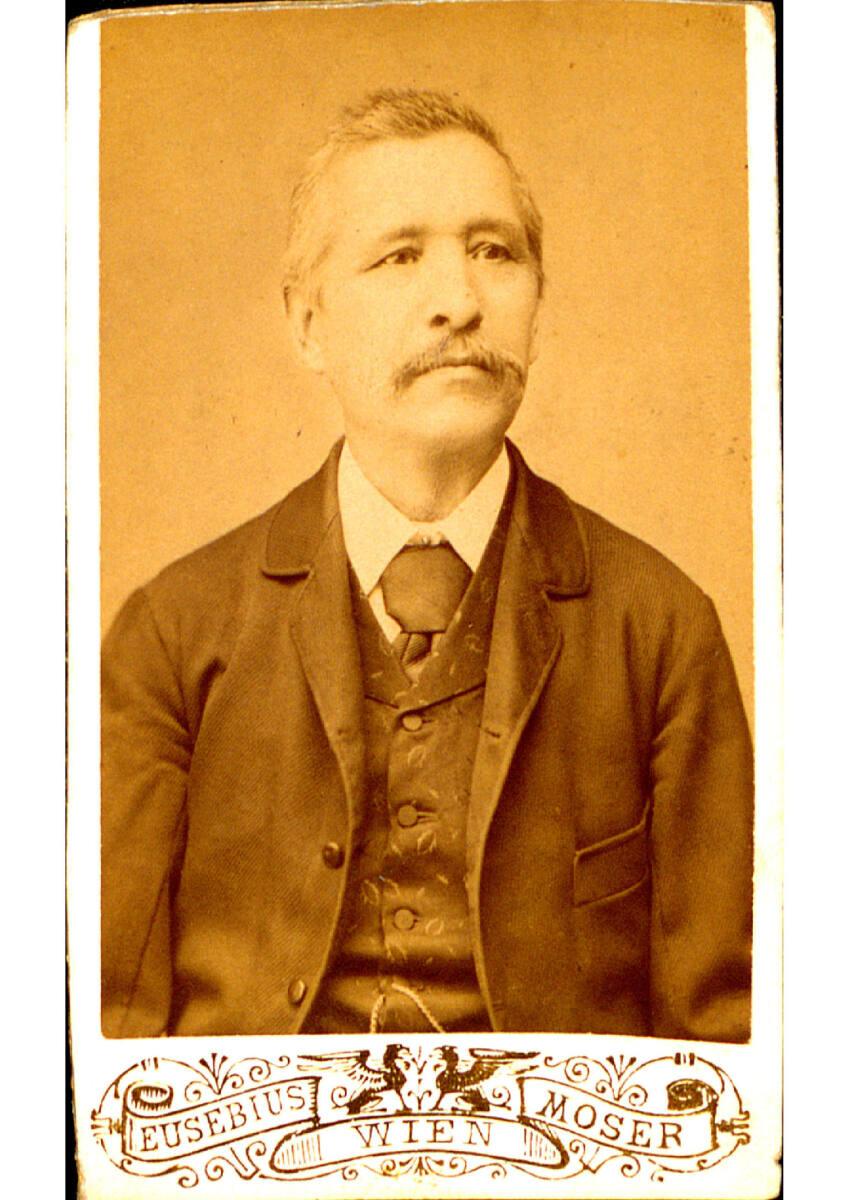 Eusebius Moser, Porträt eines Herren, mit Schnauzbart, Krawatte, Weste und Sakko nach rechts bl…