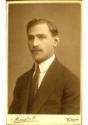 Atelier Strauss, Porträt eines Herren mit Schnauzbart und gepunkteter Krawatte, Inv. Nr.: Foto2…