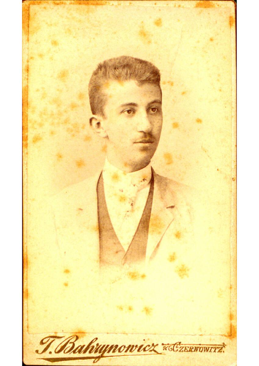 T. Bahrynowicz, Porträt eines jungen Herrn mit geblümter Krawatte, Inv. Nr.: Foto2013/171/50