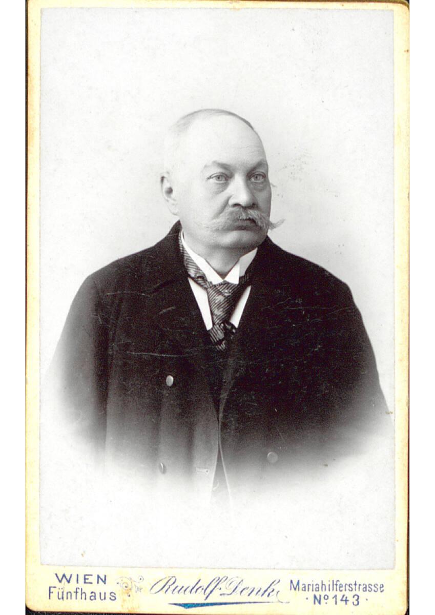 Rudolf Denk, Älterer Herr mit Schnauzbart und gestreifter Krawatte, Inv. Nr.: Foto2013/171/81