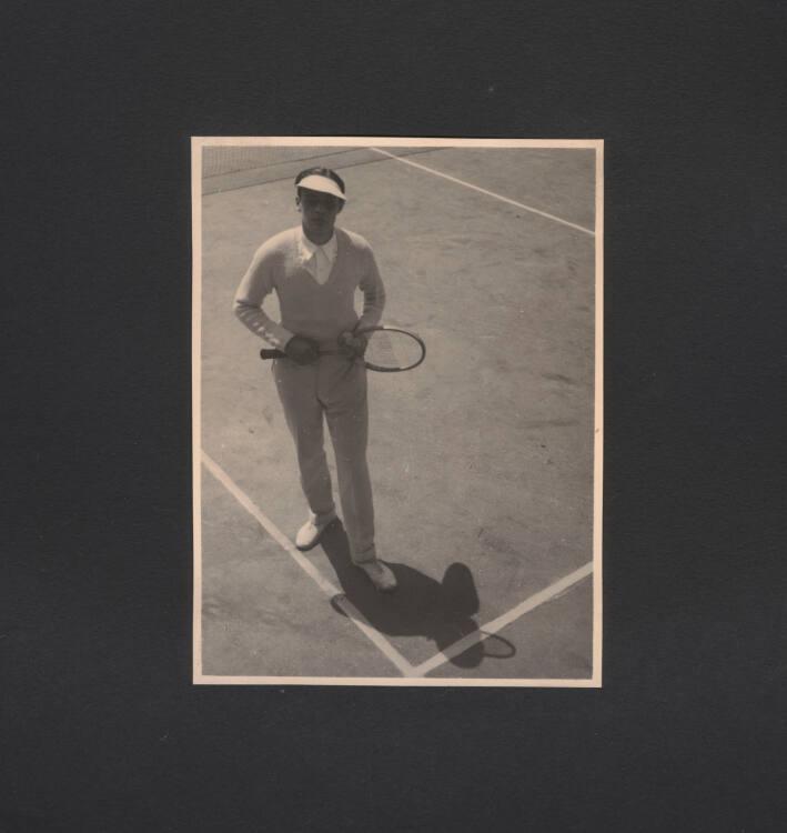 Kurt Husnik, Ohne Titel (Tennisspieler stehend), Inv. Nr.: Foto2004/26/11/63
