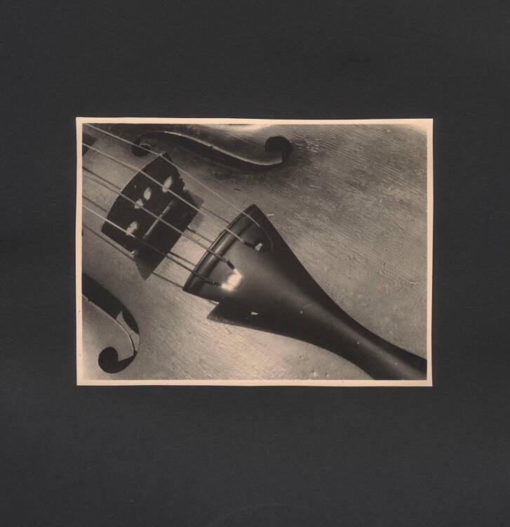 Kurt Husnik, Ohne Titel (Nachaufname vom Steg bis zum Saitenhalter einer Geige), Inv. Nr.: Foto…