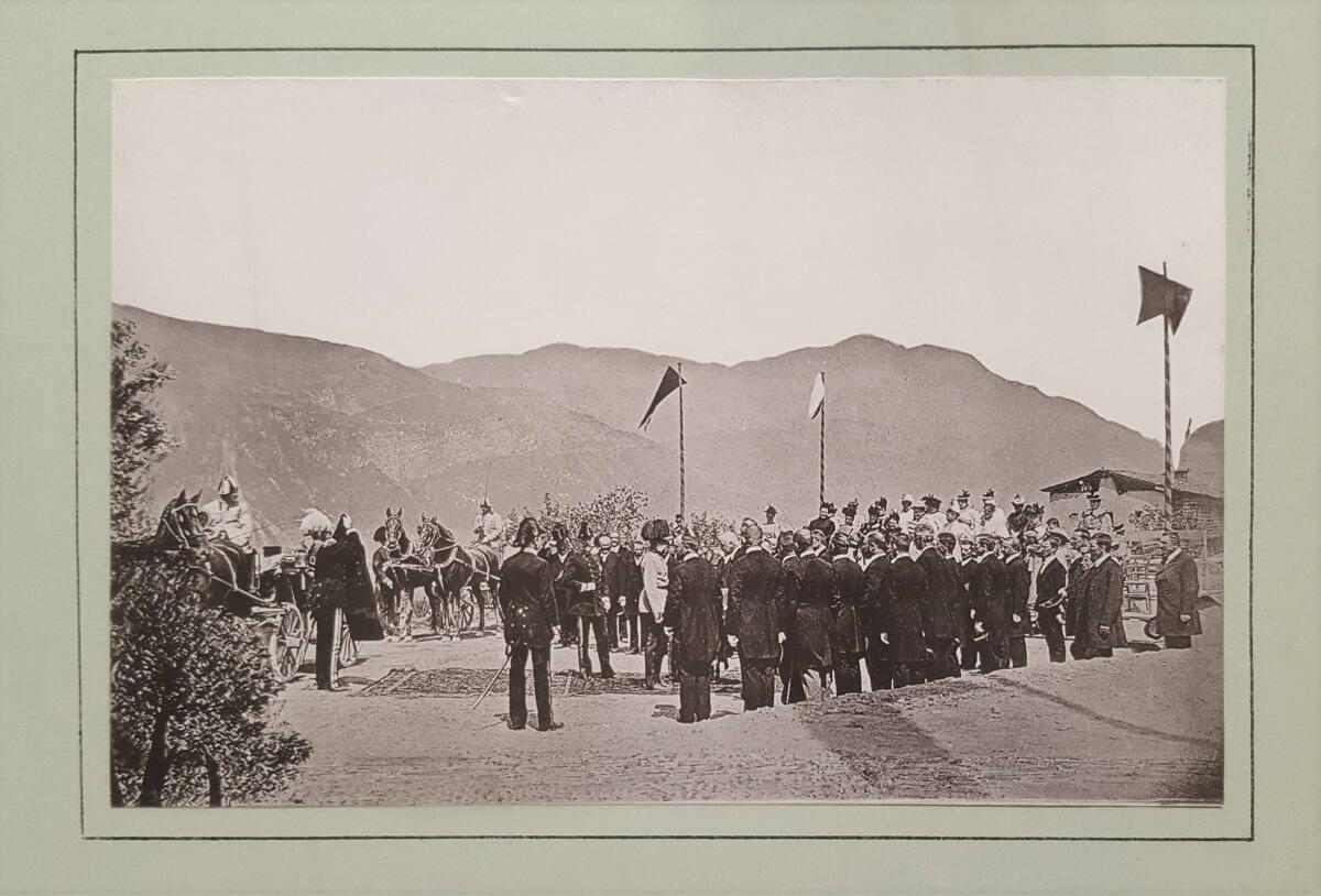 Kaiser Franz Joseph von Österreich wird während seines Besuchs von Trient von einer Abordnung d…