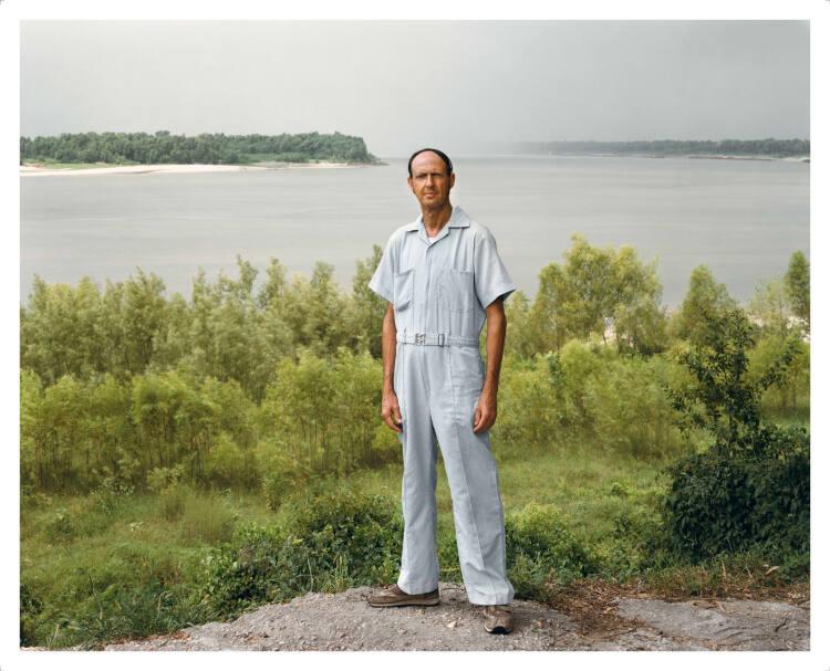 Joel Sternfeld, A Man on the Banks of Mississippi, Baton Rouge, Louisiana, August 1985, Inv. Nr…