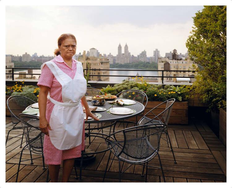 Joel Sternfeld, Domestic Worker Setting the Table, New York, August 1993, Inv. Nr.: Foto2023DL2…